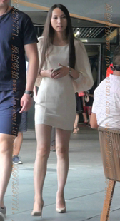 白色超短裙的高跟美腿MM