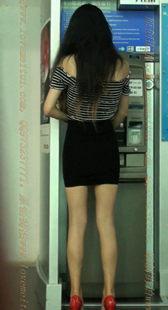 黑色包臀红色高跟鞋的美腿少妇