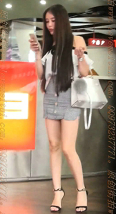 紧身包臀的美腿网红脸骚货