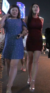 银色细高跟的红色包臀丰满MM