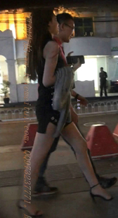 黑色叉裙的气质少妇