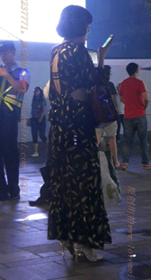 低胸爆乳的大骚货，好像是个过气的网红吧