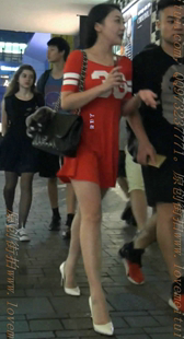 红色超短裙白色性感高跟鞋的气质MM