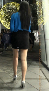 银色高跟的性感美腿少妇去洗手间换双黑丝