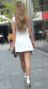 白色超短裙的凉高跟韩国MM