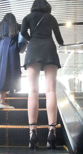 黑色超短的绑带高跟的少妇