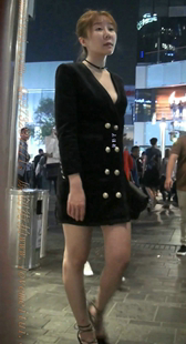 低胸真空的高跟少妇