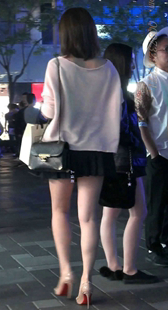 黑色超短裙的高跟美腿MM