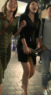 前开叉紧身裙的美腿MM