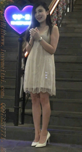 白色高跟鞋白色纱裙的美腿气质MM走光了