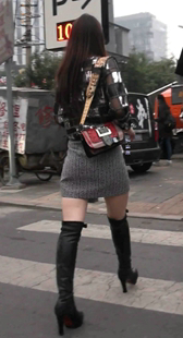 黑色高跟灰色短裙的少妇上天桥