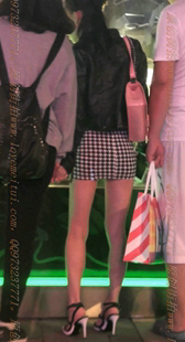 黑色格子的超短包臀的美臀少妇