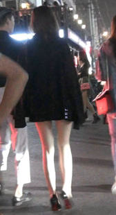 黑色细高跟的超短裙美腿MM