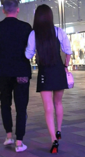 跟着黑色高跟的超短裙气质MM去试鞋