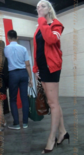 黑色超短包臀的大长腿老外少妇的屁股都快露出来了