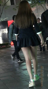 黑色超短裙MM的裙子太短了，内裤都露出来了