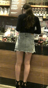 牛仔短裙的气质MM