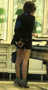 黑色包臀亮银高跟短靴的长腿少妇和男朋友逛街