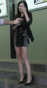 黑色性感铆钉高跟鞋的美腿MM