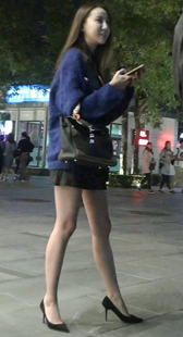 黑色超短裙的黑高跟美腿MM