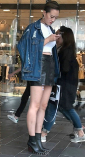 黑色皮裙的美腿短发少妇