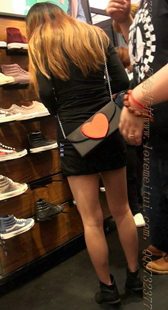 黑色短裙的短靴美腿MM