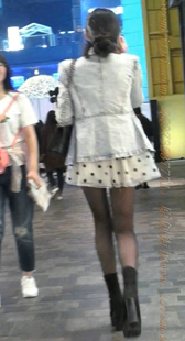 超短花裙的黑丝长腿骚货