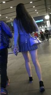 超短百褶裙的美腿MM