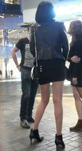 黑色包臀的黑色高跟短靴的美腿骚货