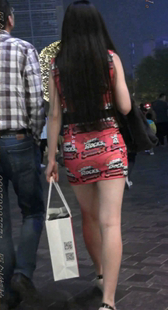 红色包臀的美臀少妇