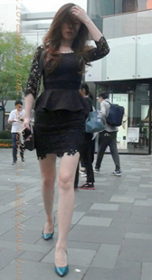 黑色蕾丝裙的高跟美腿少妇