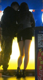 黑色包臀的短靴美腿MM