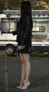 银色性感高跟鞋的短裙美腿MM