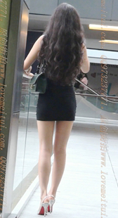 黑色包臀凉高跟的美腿少妇被老外搭讪