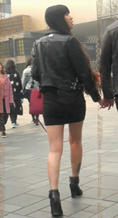 黑色高跟短靴的美腿美女