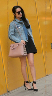 黑色凉高跟的美腿短裙少女