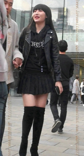 黑色高靴的黑色超短裙mm