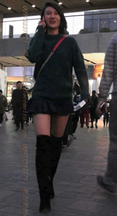 黑色高靴的超短裙美腿MM