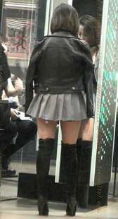 黑色高靴的超短裙性感小姐姐