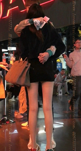 黑色超短包臀裙的美腿肉丝MM