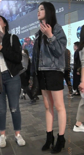 黑色短靴的肉丝美腿MM