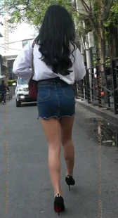 牛仔超短裙的高跟骚货