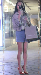 牛仔超短裙的高跟小姐姐