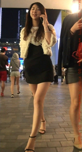 黑丝超短裙的美腿小姐姐