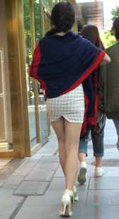 白色格子包臀的白色高跟小姐姐