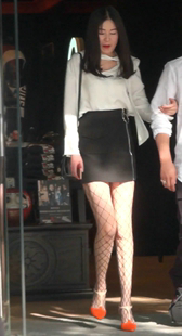 红色凉高跟的黑色渔网大洞黑丝的美腿少妇