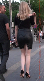 黑色皮裙的高跟大屁股外国小姐姐
