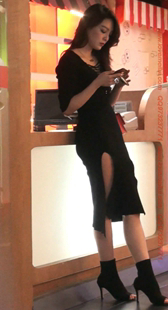 黑色紧身裙的气质小姐姐