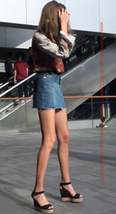 超短牛仔裙的外国模特小姐姐