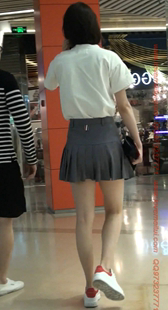 灰色超短裙的美腿小姐姐